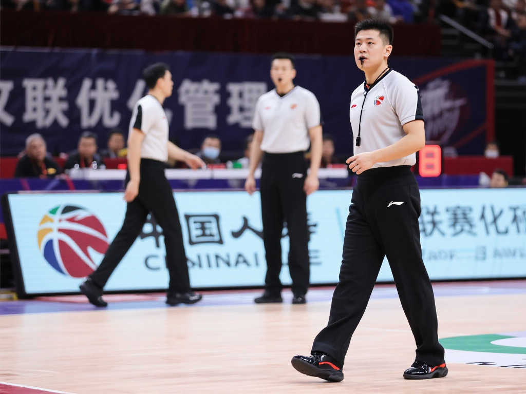 CBA赛场裁判表现受关注，联赛公信力提升